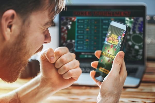 Ilustrasi privasi pengguna dan keamanan informasi digital di qq1889